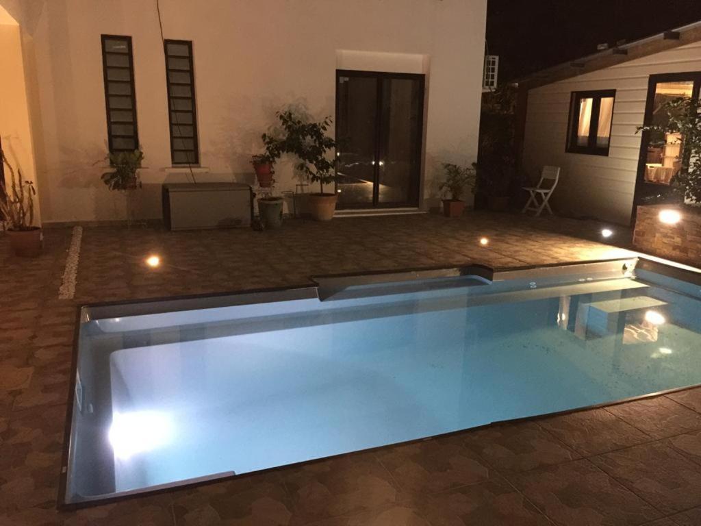 Nicole Residence Avec Piscine Chauffee & Jacuzzi サン・タンドレ エクステリア 写真