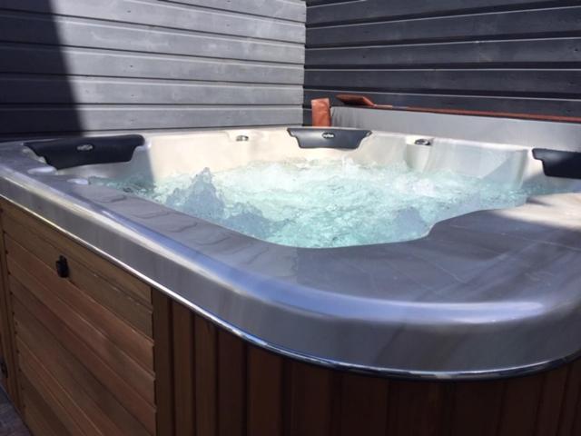 Nicole Residence Avec Piscine Chauffee & Jacuzzi サン・タンドレ エクステリア 写真