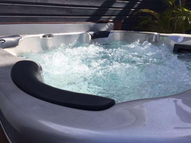 Nicole Residence Avec Piscine Chauffee & Jacuzzi サン・タンドレ エクステリア 写真