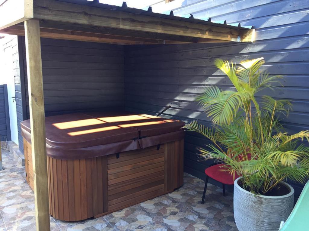 Nicole Residence Avec Piscine Chauffee & Jacuzzi サン・タンドレ エクステリア 写真