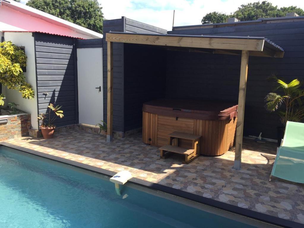 Nicole Residence Avec Piscine Chauffee & Jacuzzi サン・タンドレ エクステリア 写真