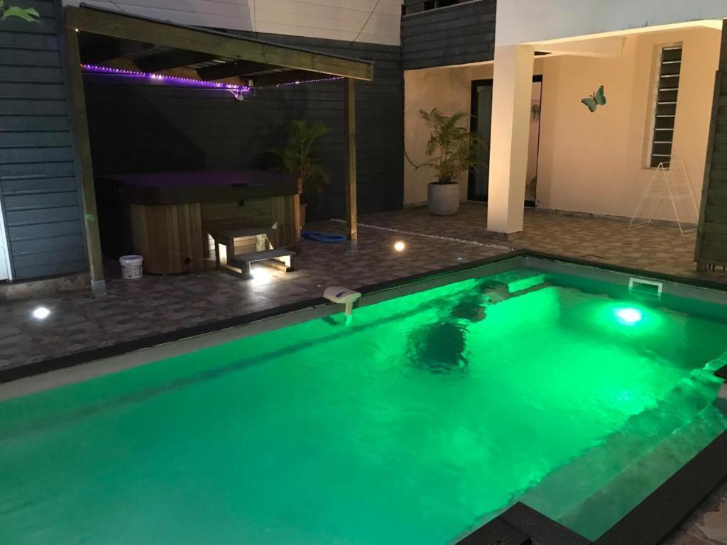 Nicole Residence Avec Piscine Chauffee & Jacuzzi サン・タンドレ エクステリア 写真