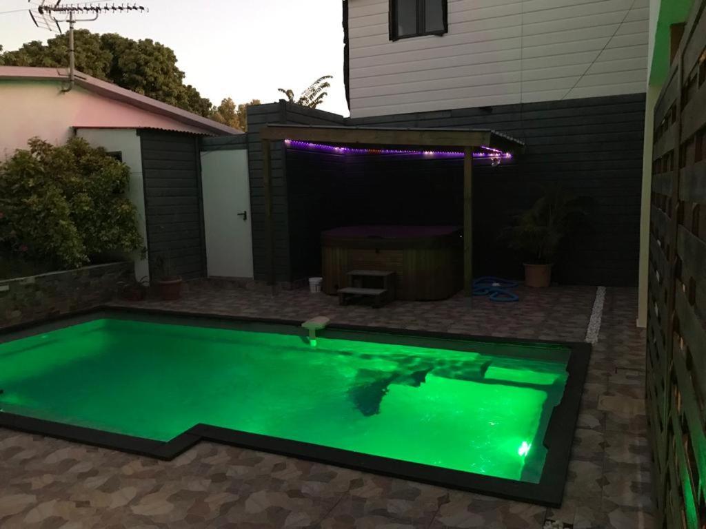 Nicole Residence Avec Piscine Chauffee & Jacuzzi サン・タンドレ エクステリア 写真